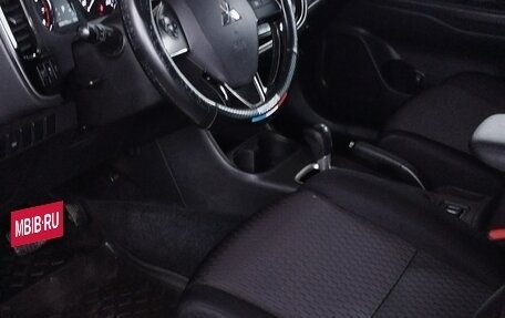 Mitsubishi Outlander III рестайлинг 3, 2015 год, 1 880 000 рублей, 7 фотография