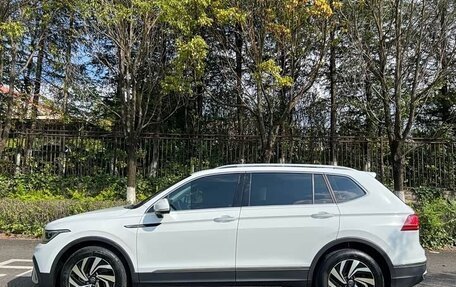 Volkswagen Tiguan II, 2023 год, 2 290 000 рублей, 4 фотография