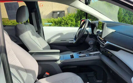 Toyota Sienna, 2025 год, 7 747 000 рублей, 11 фотография