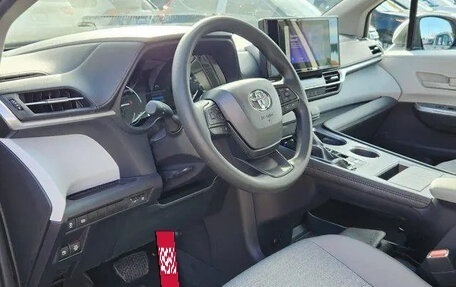 Toyota Sienna, 2025 год, 7 747 000 рублей, 16 фотография