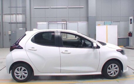 Toyota Yaris, 2022 год, 1 175 000 рублей, 3 фотография