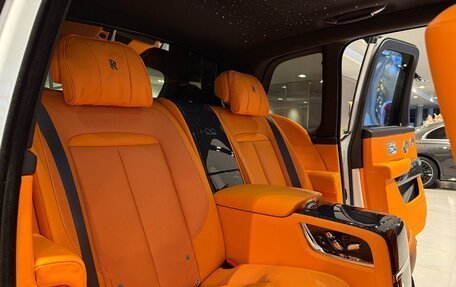 Rolls-Royce Cullinan, 2025 год, 62 000 000 рублей, 14 фотография