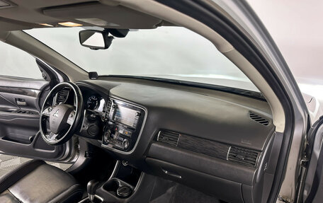 Mitsubishi Outlander III рестайлинг 3, 2015 год, 1 700 000 рублей, 9 фотография