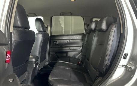 Mitsubishi Outlander III рестайлинг 3, 2015 год, 1 700 000 рублей, 10 фотография