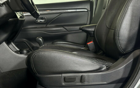 Mitsubishi Outlander III рестайлинг 3, 2015 год, 1 700 000 рублей, 15 фотография