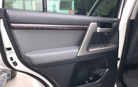 Toyota Land Cruiser 200, 2010 год, 3 700 000 рублей, 23 фотография