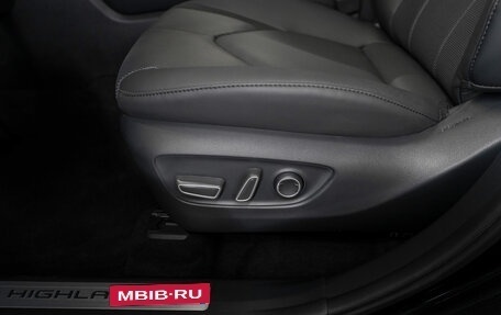 Toyota Highlander, 2025 год, 5 700 000 рублей, 24 фотография