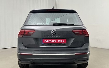 Volkswagen Tiguan II, 2022 год, 2 600 000 рублей, 2 фотография