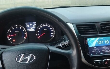 Hyundai Solaris II рестайлинг, 2011 год, 700 000 рублей, 6 фотография