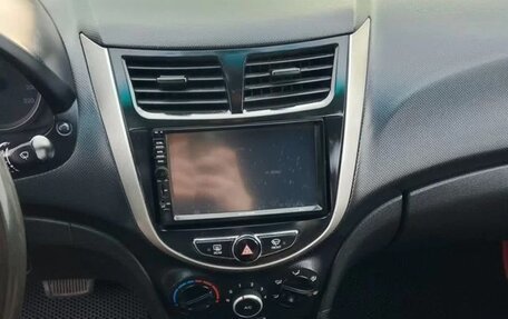 Hyundai Solaris II рестайлинг, 2011 год, 700 000 рублей, 13 фотография