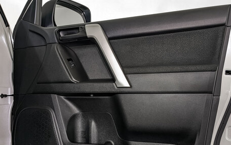 Toyota Land Cruiser Prado 150 рестайлинг 2, 2021 год, 6 400 000 рублей, 25 фотография