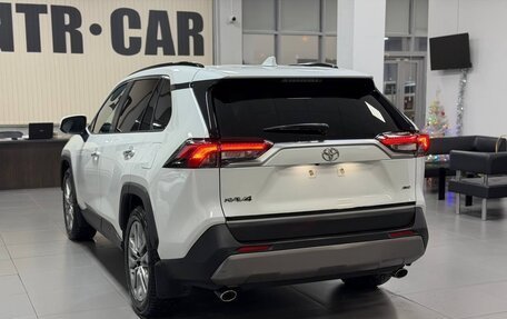 Toyota RAV4, 2019 год, 3 890 000 рублей, 2 фотография