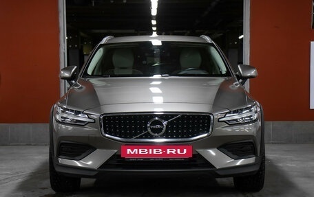 Volvo V60 Cross Country II, 2020 год, 3 849 000 рублей, 2 фотография