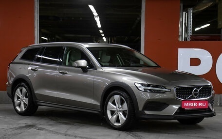 Volvo V60 Cross Country II, 2020 год, 3 849 000 рублей, 3 фотография