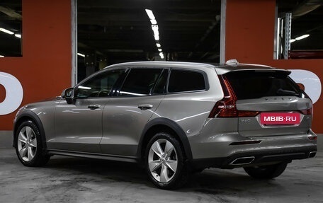 Volvo V60 Cross Country II, 2020 год, 3 849 000 рублей, 7 фотография