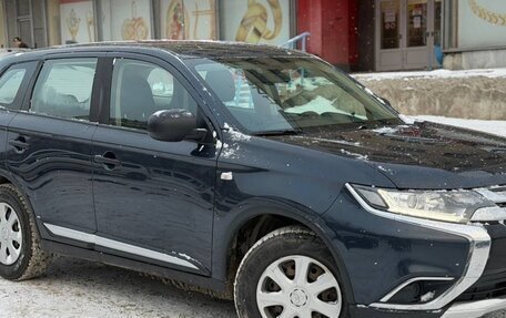 Mitsubishi Outlander III рестайлинг 3, 2018 год, 1 840 000 рублей, 3 фотография