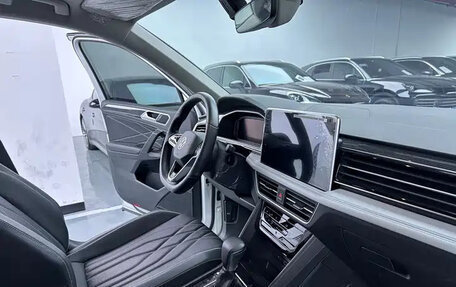 Volkswagen Tiguan II, 2023 год, 4 360 000 рублей, 7 фотография