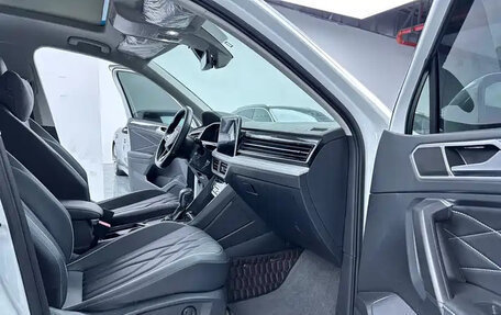 Volkswagen Tiguan II, 2023 год, 4 360 000 рублей, 8 фотография