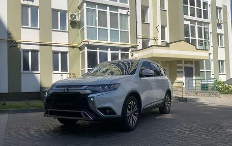 Mitsubishi Outlander III рестайлинг 3, 2022 год, 2 320 000 рублей, 1 фотография