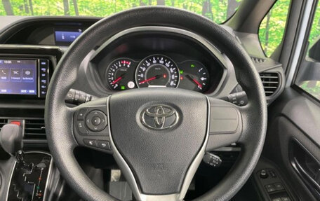 Toyota Voxy III, 2019 год, 2 375 000 рублей, 10 фотография