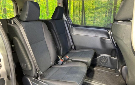 Toyota Voxy III, 2019 год, 2 375 000 рублей, 14 фотография