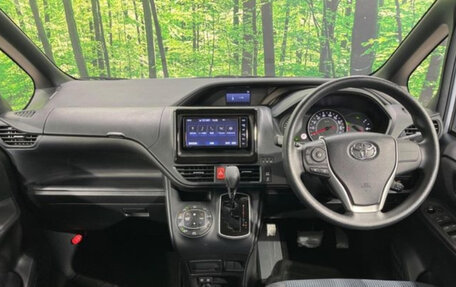 Toyota Voxy III, 2019 год, 2 375 000 рублей, 8 фотография