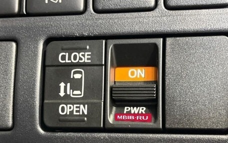 Toyota Voxy III, 2019 год, 2 375 000 рублей, 11 фотография