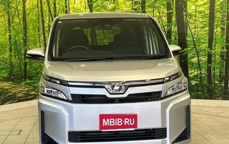 Toyota Voxy III, 2019 год, 2 375 000 рублей, 4 фотография