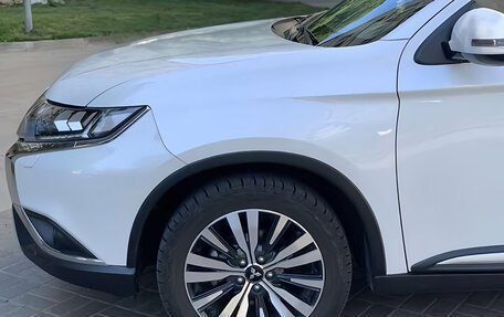 Mitsubishi Outlander III рестайлинг 3, 2022 год, 2 320 000 рублей, 3 фотография