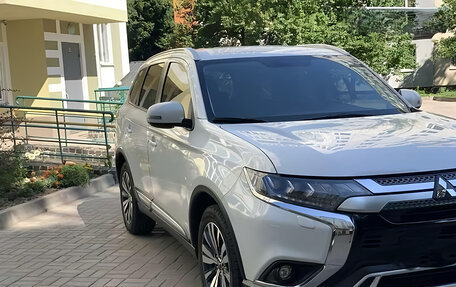 Mitsubishi Outlander III рестайлинг 3, 2022 год, 2 320 000 рублей, 2 фотография