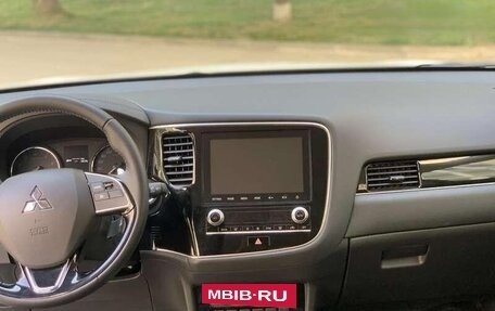 Mitsubishi Outlander III рестайлинг 3, 2022 год, 2 320 000 рублей, 5 фотография