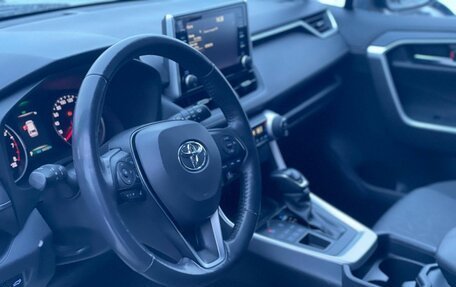 Toyota RAV4, 2020 год, 3 300 000 рублей, 10 фотография