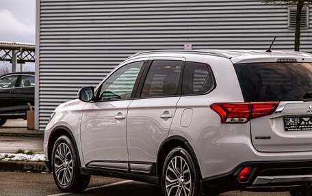 Mitsubishi Outlander III рестайлинг 3, 2016 год, 1 655 000 рублей, 8 фотография