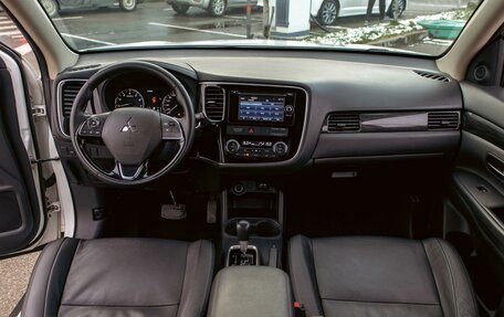 Mitsubishi Outlander III рестайлинг 3, 2016 год, 1 655 000 рублей, 15 фотография