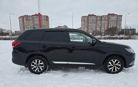 Mitsubishi Outlander III рестайлинг 3, 2017 год, 1 850 000 рублей, 4 фотография