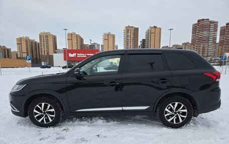 Mitsubishi Outlander III рестайлинг 3, 2017 год, 1 850 000 рублей, 10 фотография