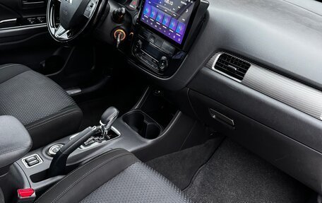 Mitsubishi Outlander III рестайлинг 3, 2016 год, 1 590 000 рублей, 8 фотография