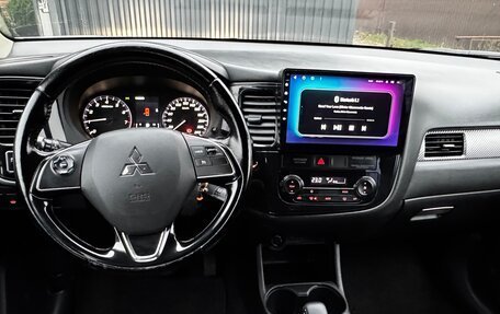 Mitsubishi Outlander III рестайлинг 3, 2016 год, 1 590 000 рублей, 9 фотография