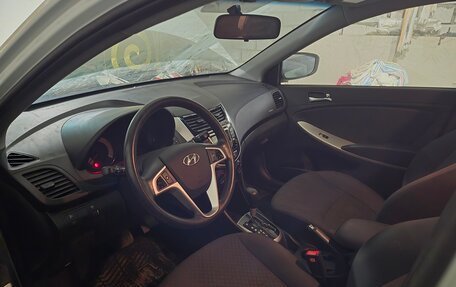 Hyundai Solaris II рестайлинг, 2013 год, 900 000 рублей, 17 фотография