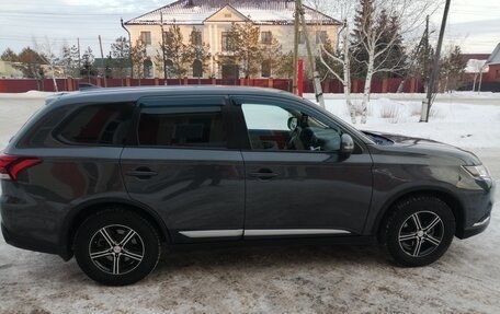 Mitsubishi Outlander III рестайлинг 3, 2018 год, 1 900 000 рублей, 10 фотография