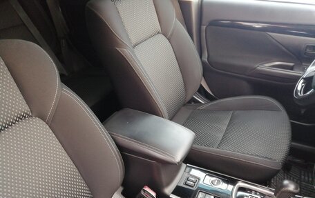 Mitsubishi Outlander III рестайлинг 3, 2018 год, 1 900 000 рублей, 13 фотография