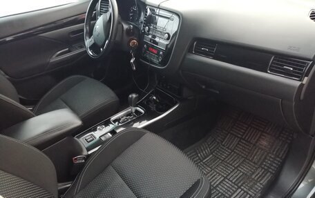 Mitsubishi Outlander III рестайлинг 3, 2018 год, 1 900 000 рублей, 11 фотография