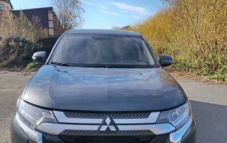 Mitsubishi Outlander III рестайлинг 3, 2018 год, 1 900 000 рублей, 3 фотография