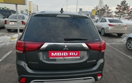 Mitsubishi Outlander III рестайлинг 3, 2018 год, 1 900 000 рублей, 8 фотография