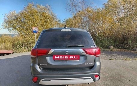 Mitsubishi Outlander III рестайлинг 3, 2018 год, 1 900 000 рублей, 9 фотография