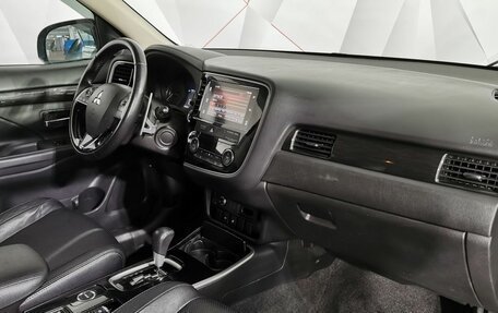 Mitsubishi Outlander III рестайлинг 3, 2018 год, 1 725 000 рублей, 13 фотография