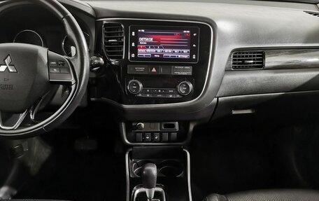 Mitsubishi Outlander III рестайлинг 3, 2018 год, 1 725 000 рублей, 15 фотография