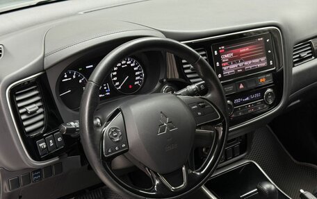 Mitsubishi Outlander III рестайлинг 3, 2018 год, 2 470 000 рублей, 10 фотография