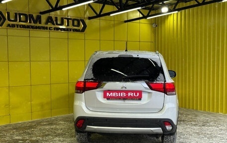Mitsubishi Outlander III рестайлинг 3, 2015 год, 1 649 000 рублей, 6 фотография