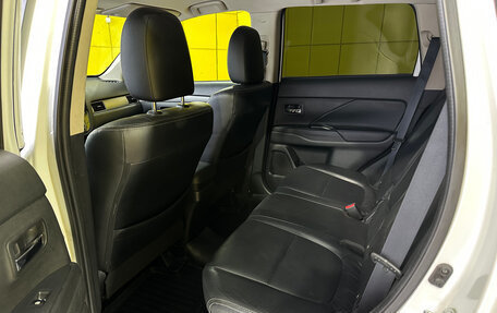 Mitsubishi Outlander III рестайлинг 3, 2015 год, 1 649 000 рублей, 24 фотография